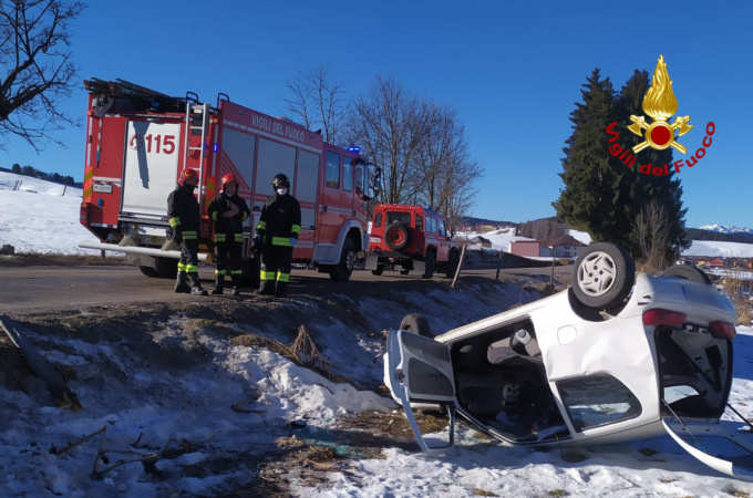 L’asfalto è ghiacciato, perde il controllo dell’auto che si rovescia: 82enne ferita