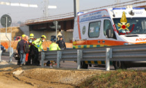 Operaio folgorato mentre stava montando un traliccio: ferito gravemente