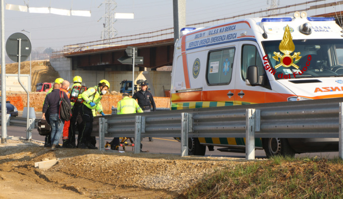 Operaio folgorato mentre stava montando un traliccio: ferito gravemente