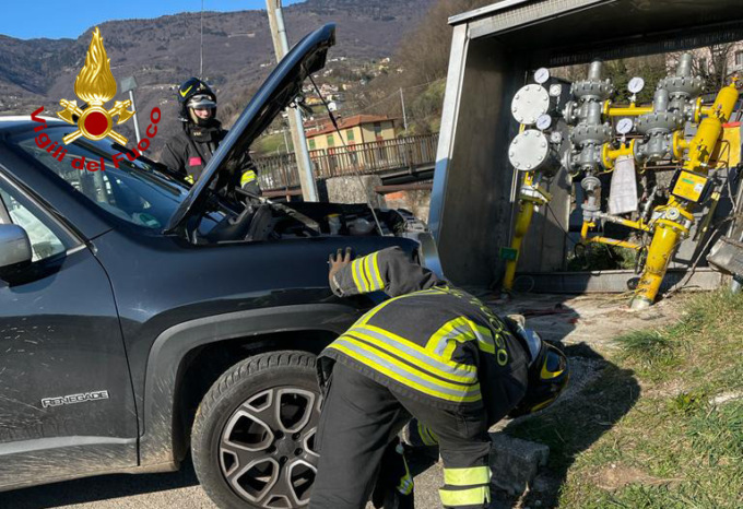 Lugo di Vicenza, perde il controllo dell’auto e abbatte una centralina del gas
