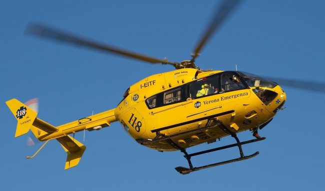Cade nel vuoto per 10 metri mentre lavora su un traliccio dell’alta tensione, ferito un operaio