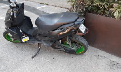 Perde il controllo dello scooter e finisce la corsa sulle fioriere: ferito 28enne