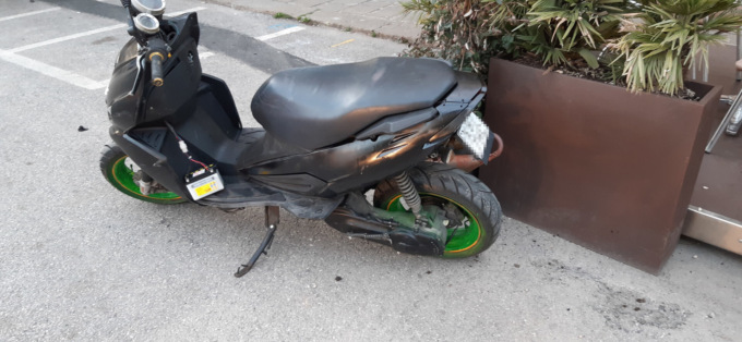 Perde il controllo dello scooter e finisce la corsa sulle fioriere: ferito 28enne