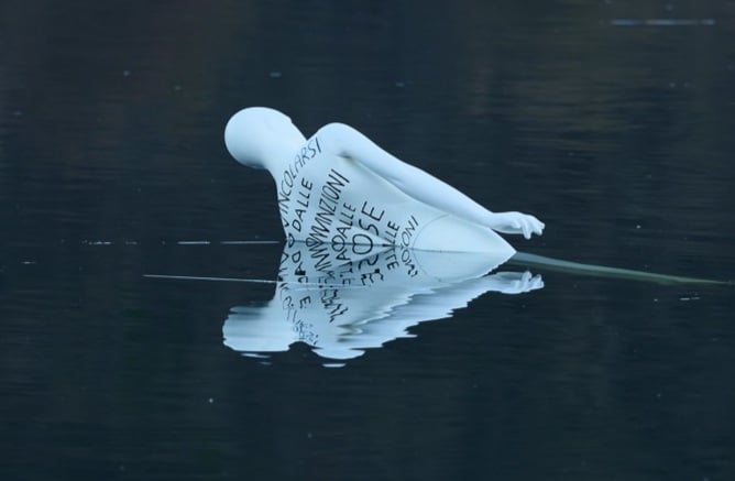 Dopo “L’angelo bianco” di Arcugnano spunta un manichino bianco nel lago di Fimon