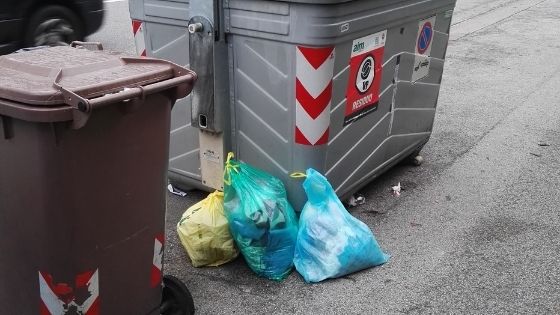 Rifiuti abbandonati in viale Torino: 8 sanzioni per un totale di 1900 euro