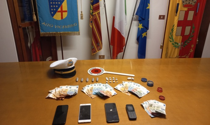 Scoperta rete di spaccio a Schio: pusher tenta la fuga poi si scaglia contro l’agente