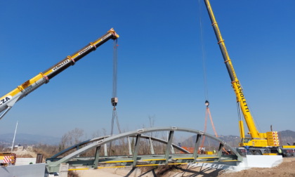 Posato il nuovo ponte sul fiume Guà, Faccio: “Completiamo l’opera e a maggio riapriamo la strada”