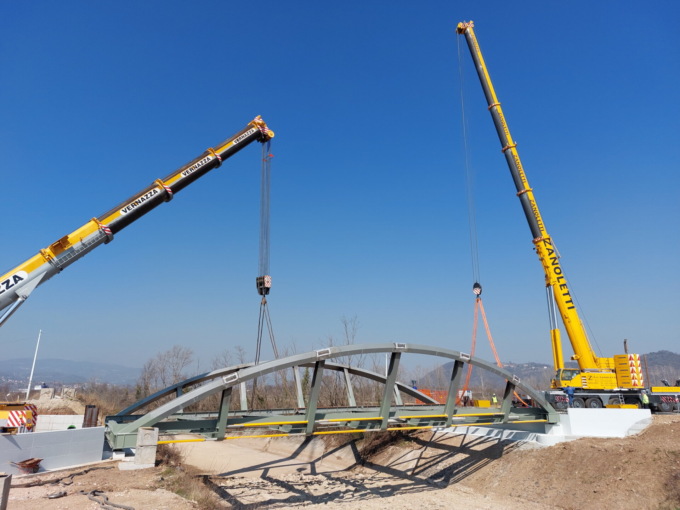 Posato il nuovo ponte sul fiume Guà, Faccio: “Completiamo l’opera e a maggio riapriamo la strada”