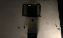 Incendio in una palazzina a Monticello Conte Otto, le immagini dell'appartamento distrutto dalle fiamme