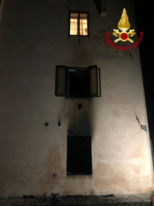 Incendio in una palazzina a Monticello Conte Otto, le immagini dell’appartamento distrutto dalle fiamme