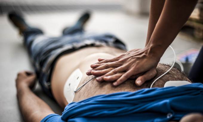“Mio marito sta male”, i Carabinieri sfondano la porta e salvano (a mani nude) la vita all’uomo in arresto cardiaco