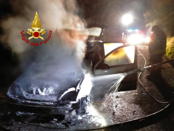 Arzignano, nota che qualcosa non va, scende e l’auto prende fuoco