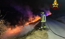 Vigili del fuoco impegnati tutta la notte a spegnere diversi incendi di sterpaglia