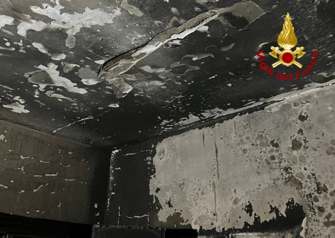 Le immagini dell’incendio divampato in una palazzina: un uomo resta intrappolato tra le fiamme