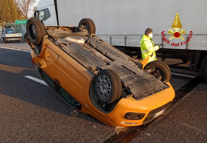 Perde il controllo dell’auto che finisce rovesciata: conducente ferito