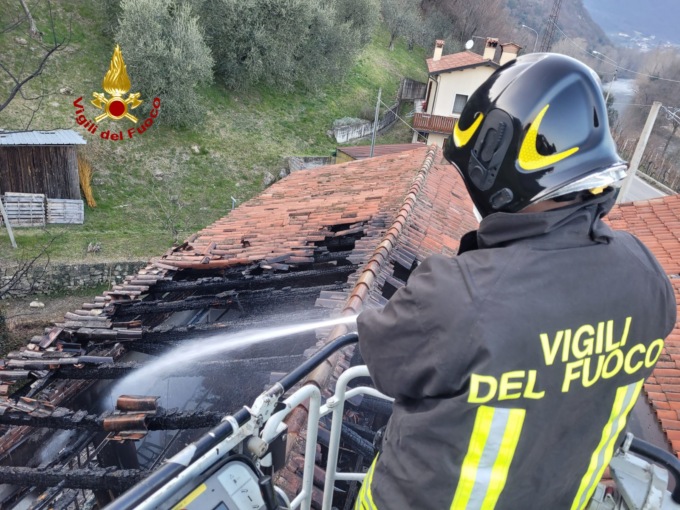 Bassano, le foto dell’incendio di sterpaglie che si è esteso al magazzino