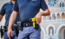 Urla frasi senza senso per strada, armato di bastone: la Polizia è costretta ad estrarre il taser
