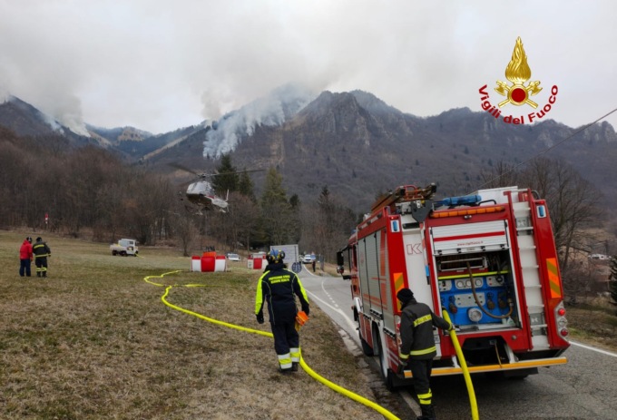 Vasto incendio boschivo sul Monte Branzome sopra Schio: Vigili del fuoco al lavoro