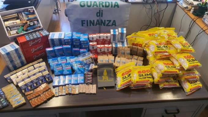Sequestrati 63mila accessori per tabacchi da fumo in vendita senza autorizzazione: sanzioni per oltre 6mila euro