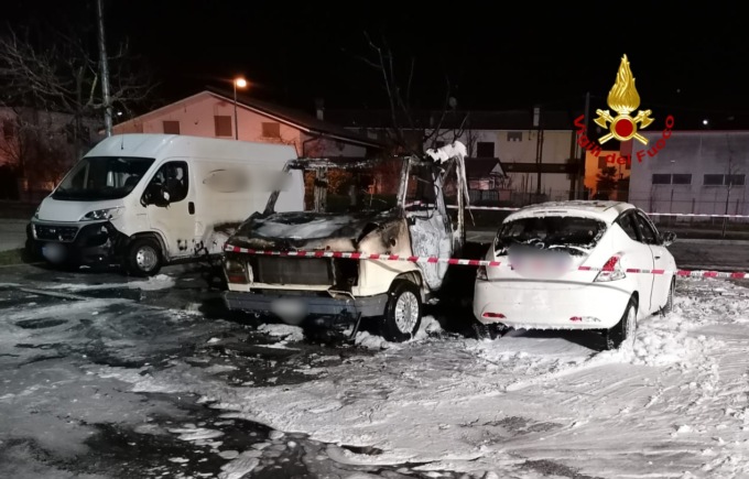 Longare, camper in fiamme: l’incendio coinvolge anche un’auto e un furgone