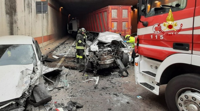 Cornedo, tragico scontro tra 2 auto e un camion all’imbocco della galleria: un morto
