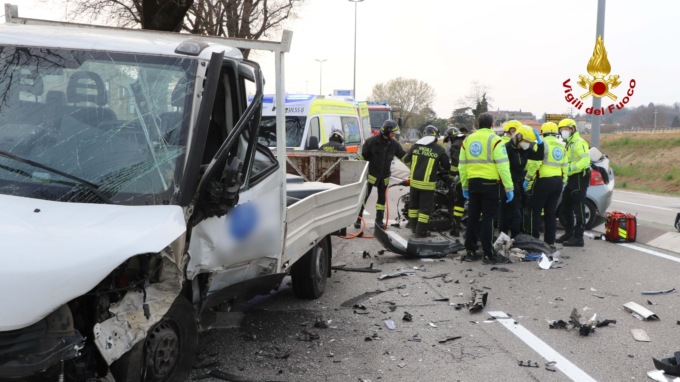 Vicenza, auto finisce contro un furgone: due feriti
