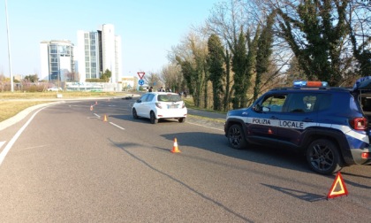 Travolge con l'auto un minorenne in scooter e poi scappa