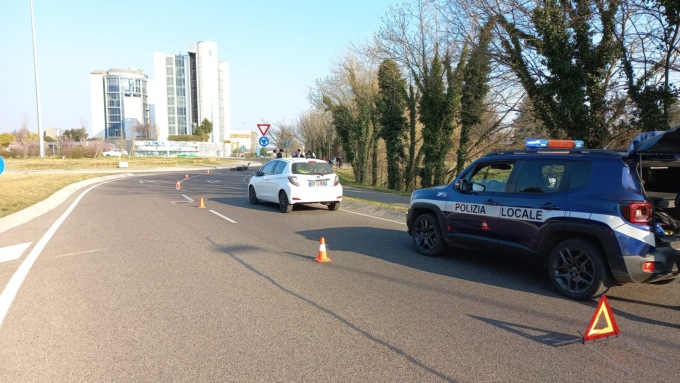 Travolge con l’auto un minorenne in scooter e poi scappa