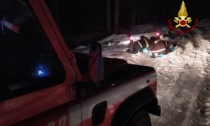 L'auto rimane impantanata nella neve: famiglia con 2 bambini soccorsa dai pompieri