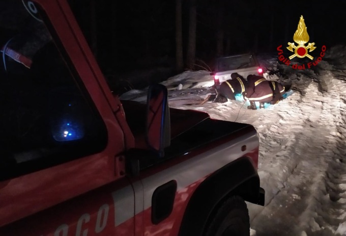 L’auto rimane impantanata nella neve: famiglia con 2 bambini soccorsa dai pompieri