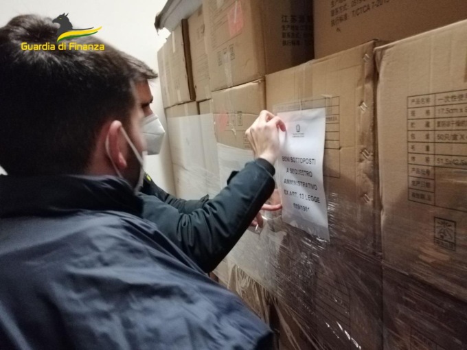 Sequestrate 118.000 mascherine chirurgiche prive di indicazioni e istruzioni di utilizzo in italiano