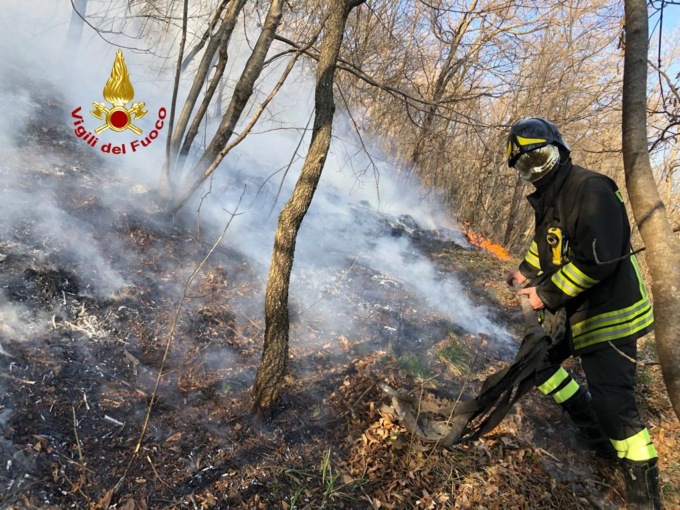 Piovene Rocchette, le foto e il video dell’incendio di sterpaglia di vaste dimensioni