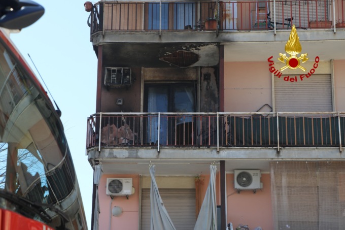 Attimi di paura a Vicenza: incendio al secondo piano di un condominio