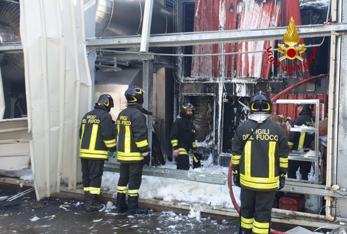 Scoppia una caldaia, poi le fiamme: video e foto dell’incendio alla “Cereal Doks” di Camisano