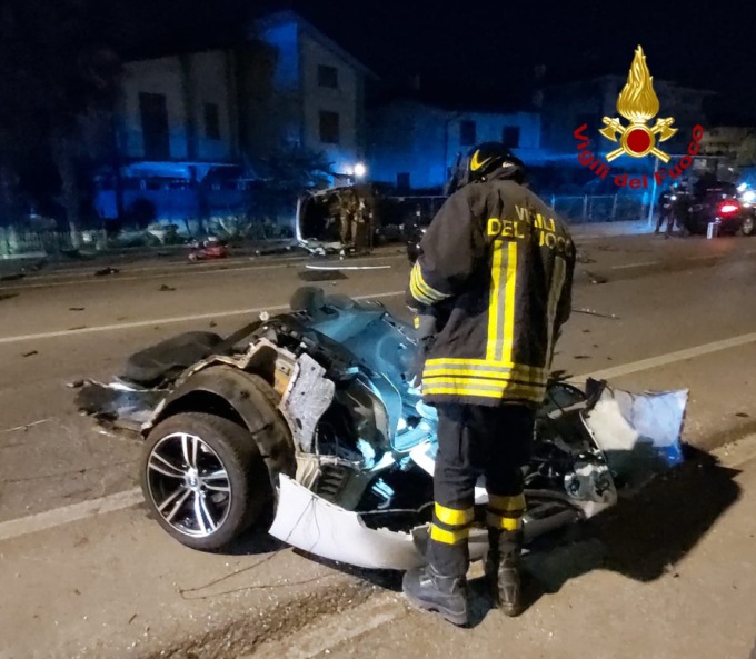 Si schianta contro un ostacolo e l’auto si spezza in due: ferito gravemente un 23enne