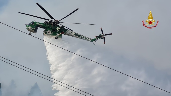Incendio boschivo a Foza: Vigili del Fuoco all’opera per arginare le fiamme