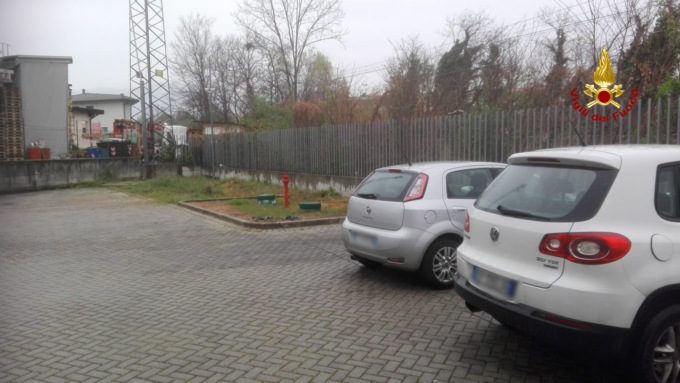 Tragedia sfiorata a Bassano: cavo elettrico cade su alcune automobili
