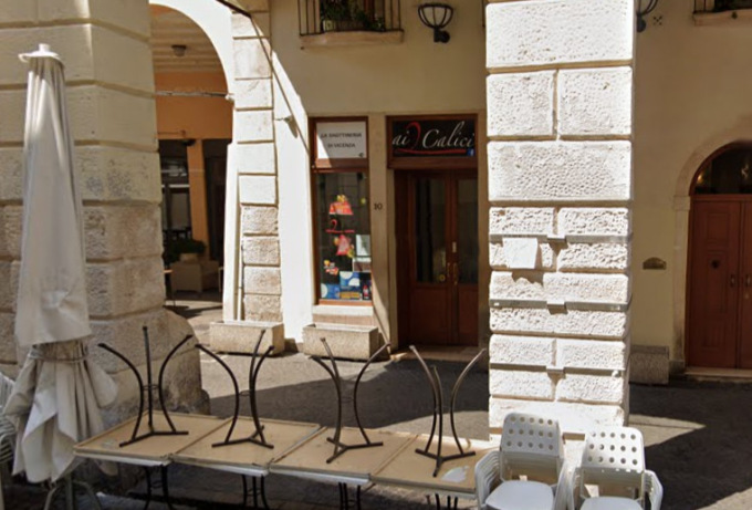 Vicenza, violenza in centro: il sindaco impone la chiusura alle 20 al bar “Ai due calici”