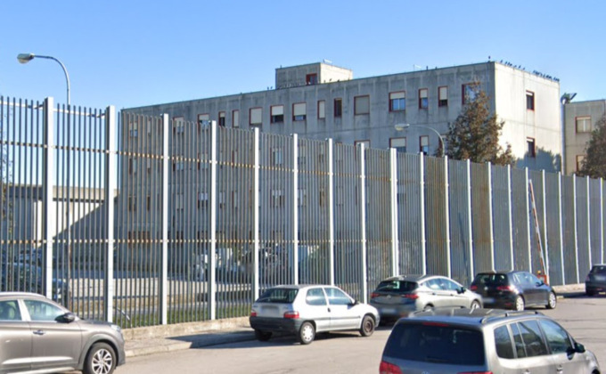 Detenuto imbratta i muri della cella con scritte contro la Polizia poi aggredisce due agenti