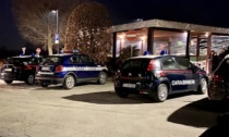 Controlli del green pass nei locali: 25enne sputa sull'auto dei Carabinieri