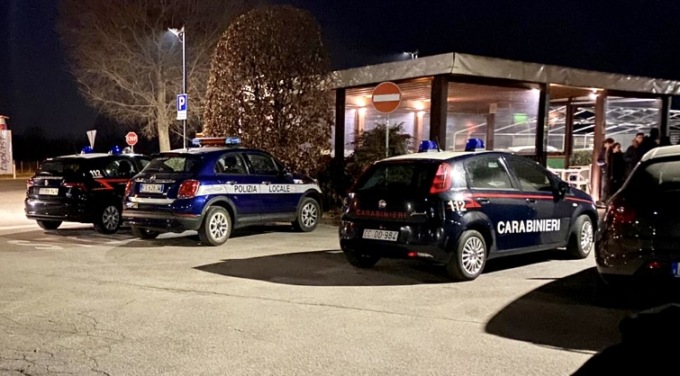 Controlli del green pass nei locali: 25enne sputa sull’auto dei Carabinieri