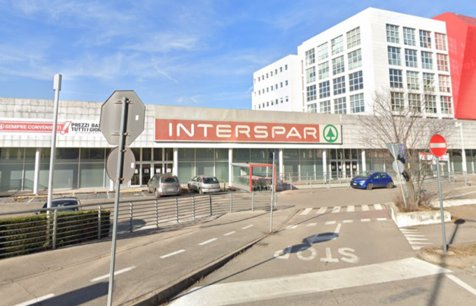 Ruba all’Interspar e strattona il direttore e l’addetto alla vigilanza nel tentativo di fuggire