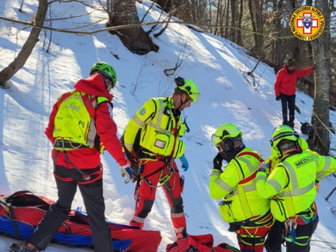 Scivola sulla neve per una cinquantina di metri: 53enne ferita gravemente