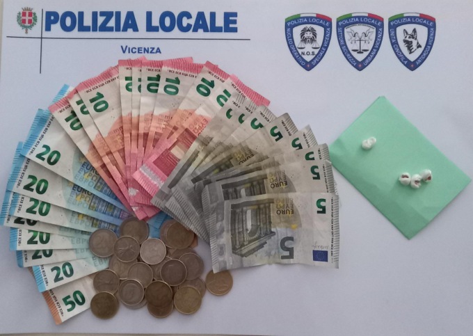 Polizia locale nota uno scambio sospetto tra due soggetti: pusher tenta la fuga ma viene fermato