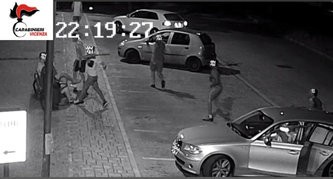 Le immagini della spedizione punitiva: minorenni presi a manganellate e bottigliate per uno “sgarro”