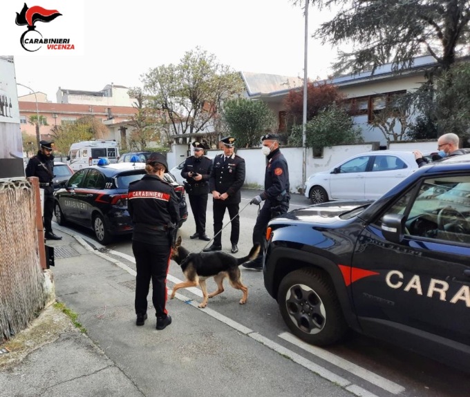 Segnalato strano via vai: durante la perquisizione il cane trova la droga nascosta nelle stufe