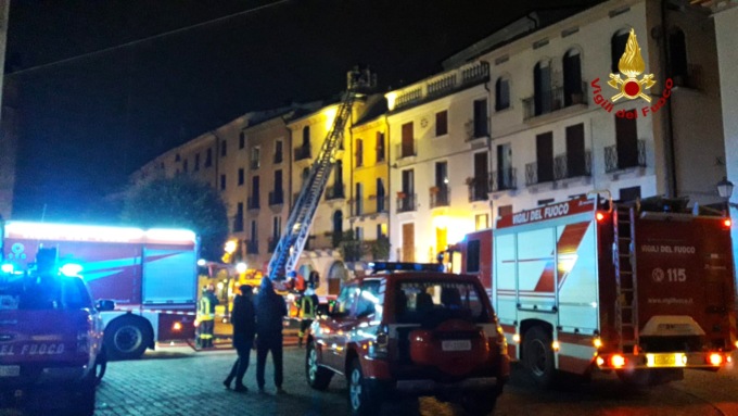 Vicenza, incendio di una mansarda al quarto piano di una palazzina