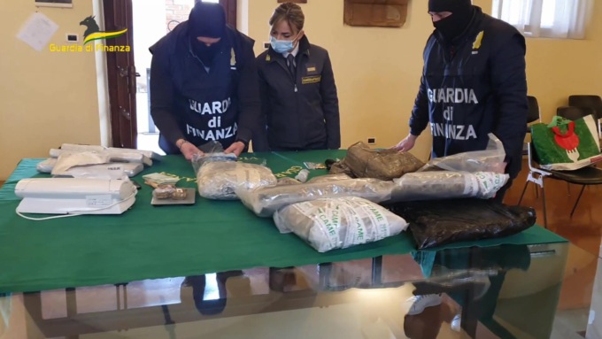 Vicenza, maxi sequestro di stupefacenti: 2 arresti, rinvenuta anche una Beretta rubata