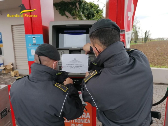 Annacquava gasolio e benzina: denunciato gestore, sequestrati distributore e circa 18 mila litri di carburanti