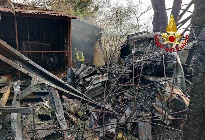 Due baracche, un platano e un vecchio camioncino bruciati a Barbarano Mossano